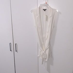 Cream vest/sleeveless blazer style